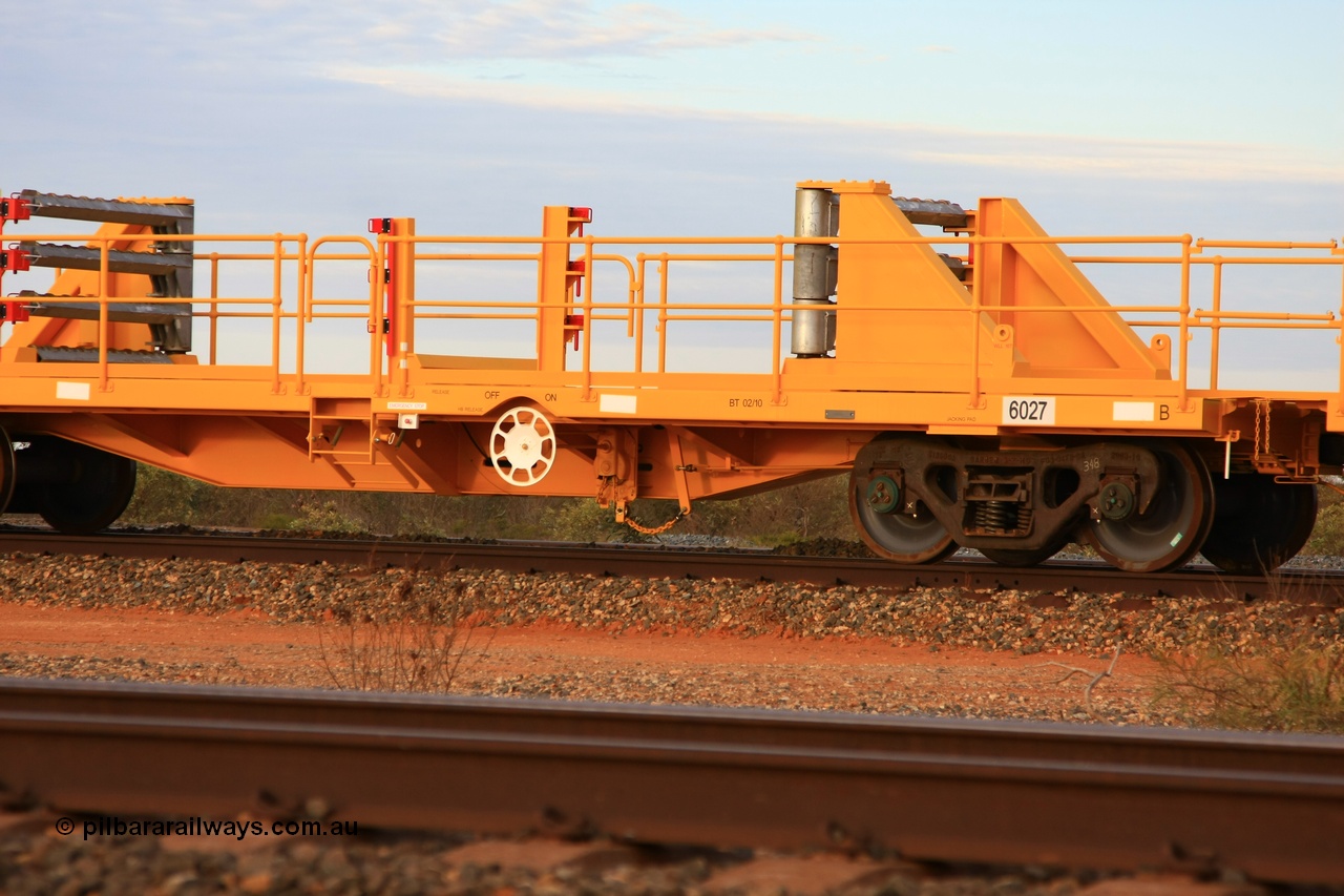 100717 0694
Flash Butt yard, new rail stock carrier waggon 6027, built by Gemco Rail in late 2009-10 as these waggons have Barber bogies and not Chinese castings, view of B end and handbrake and rail string support.
Keywords: Gemco-Rail-WA;BHP-rail-train;