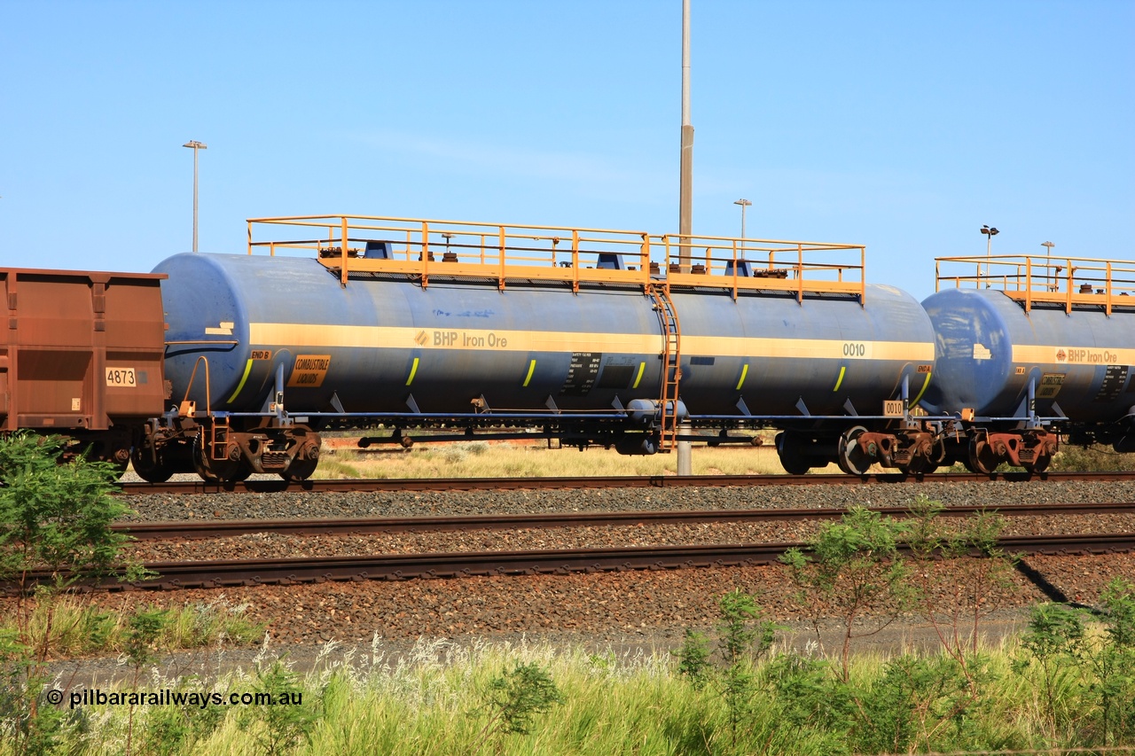 110411 09977
Nelson Point, empty 116 kL Comeng NSW built tank waggon 0010 from 1972, one of three such tank waggons.
Keywords: Comeng-NSW;BHP-tank-waggon;