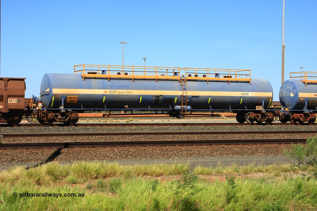 110411 09978
Nelson Point, empty 116 kL Comeng NSW built tank waggon 0010 from 1972, one of three such tank waggons.
Keywords: Comeng-NSW;BHP-tank-waggon;