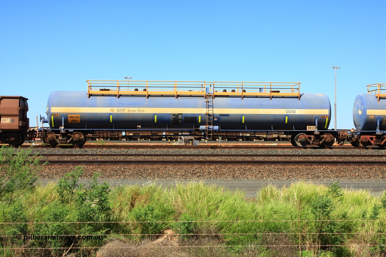 110411 09980
Nelson Point, empty 116 kL Comeng NSW built tank waggon 0010 from 1972, one of three such tank waggons.
Keywords: Comeng-NSW;BHP-tank-waggon;