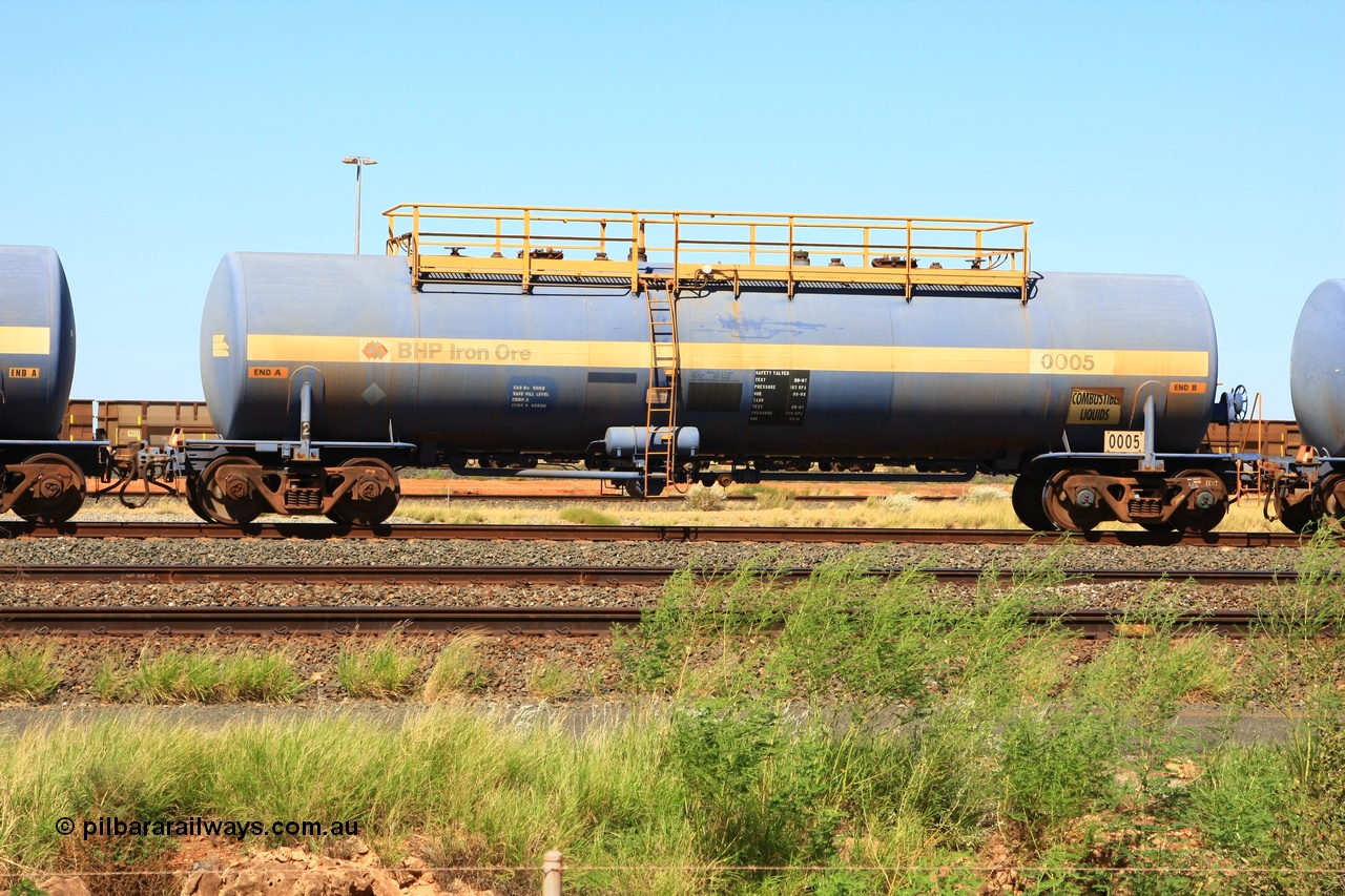 110411 09988
Nelson Point, empty 82 kL Comeng NSW built tank waggon 0005 one of six such tank waggons built in 1970-71.
Keywords: Comeng-NSW;BHP-tank-waggon;