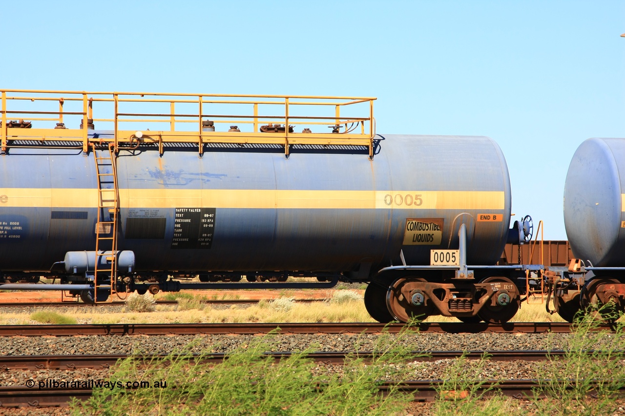 110411 09989
Nelson Point, empty 82 kL Comeng NSW built tank waggon 0005 one of six such tank waggons built in 1970-71.
Keywords: Comeng-NSW;BHP-tank-waggon;