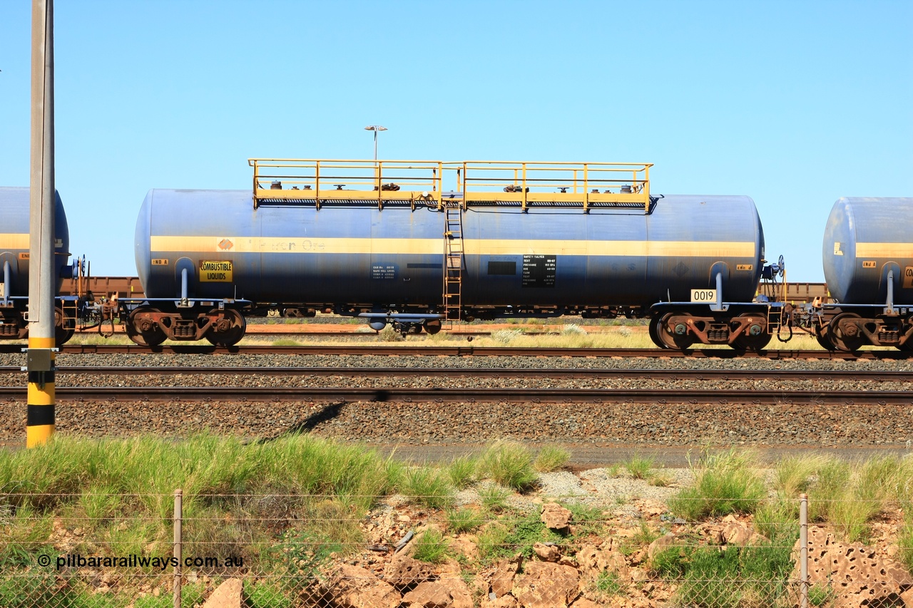 110411 09990
Nelson Point, fuel tank waggon 0019 82 kL capacity, built by Comeng for BP as RTC 1, first of two such tanks, used on Mt Newman line, unsure when converted to 0019.
Keywords: Comeng-NSW;BP-Oil;RTC1;BHP-tank-waggon;