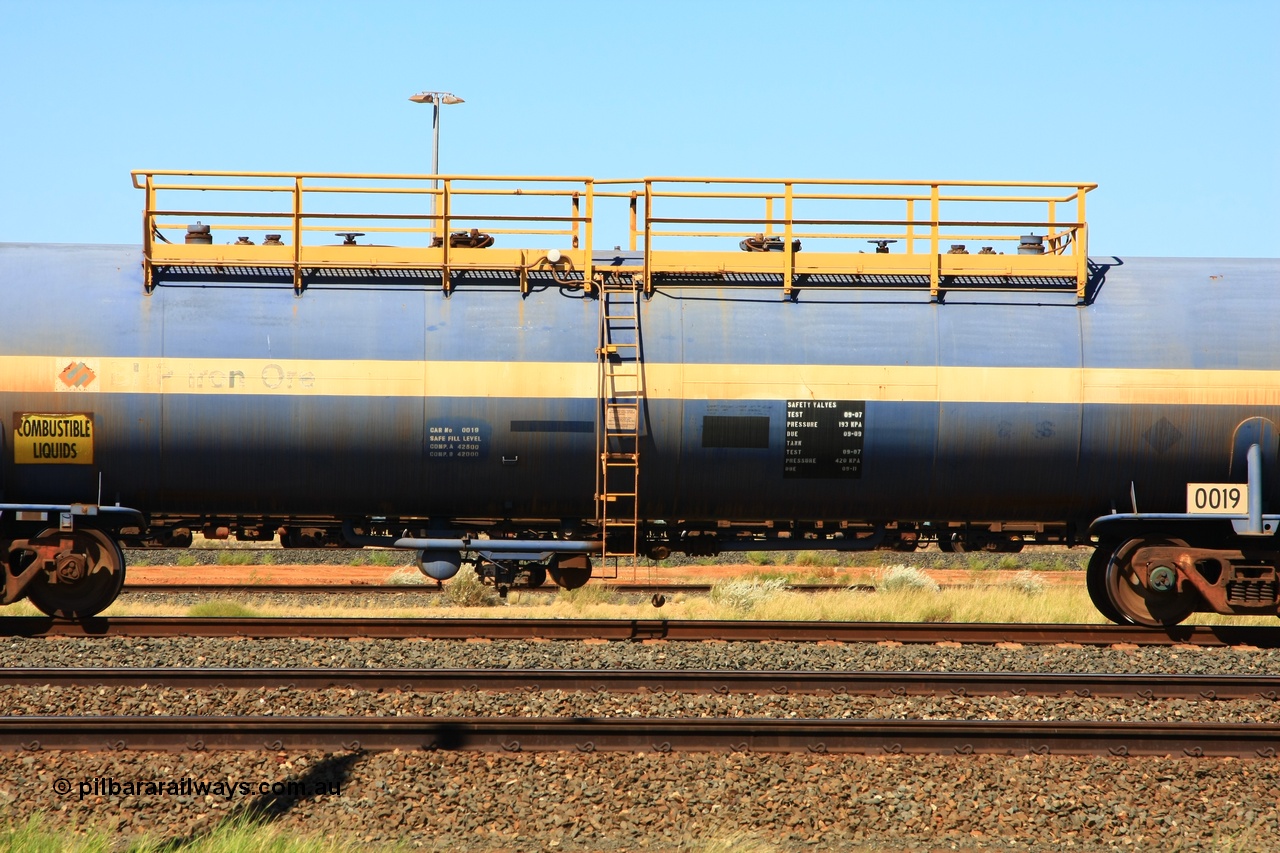 110411 09991
Nelson Point, fuel tank waggon 0019 82 kL capacity, built by Comeng for BP as RTC 1, first of two such tanks, used on Mt Newman line, unsure when converted to 0019.
Keywords: Comeng-NSW;BP-Oil;RTC1;BHP-tank-waggon;