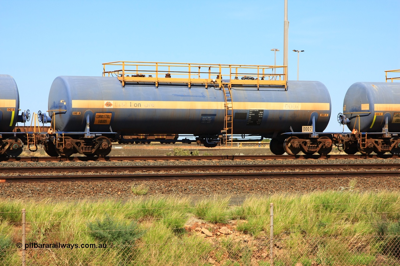 110411 10003
Nelson Point, empty 82 kL Comeng NSW built tank waggon 0007 one of six such tank waggons built in 1970-71.
Keywords: Comeng-NSW;BHP-tank-waggon;