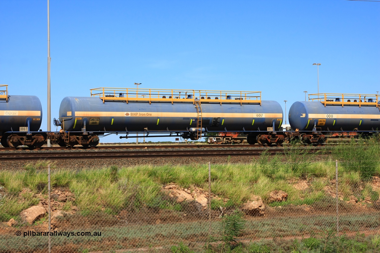 110411 10006
Nelson Point, empty 116 kL Comeng WA built tank waggon 0017 from 1974-5, one of six such tank waggons.
Keywords: Comeng-WA;BHP-tank-waggon;