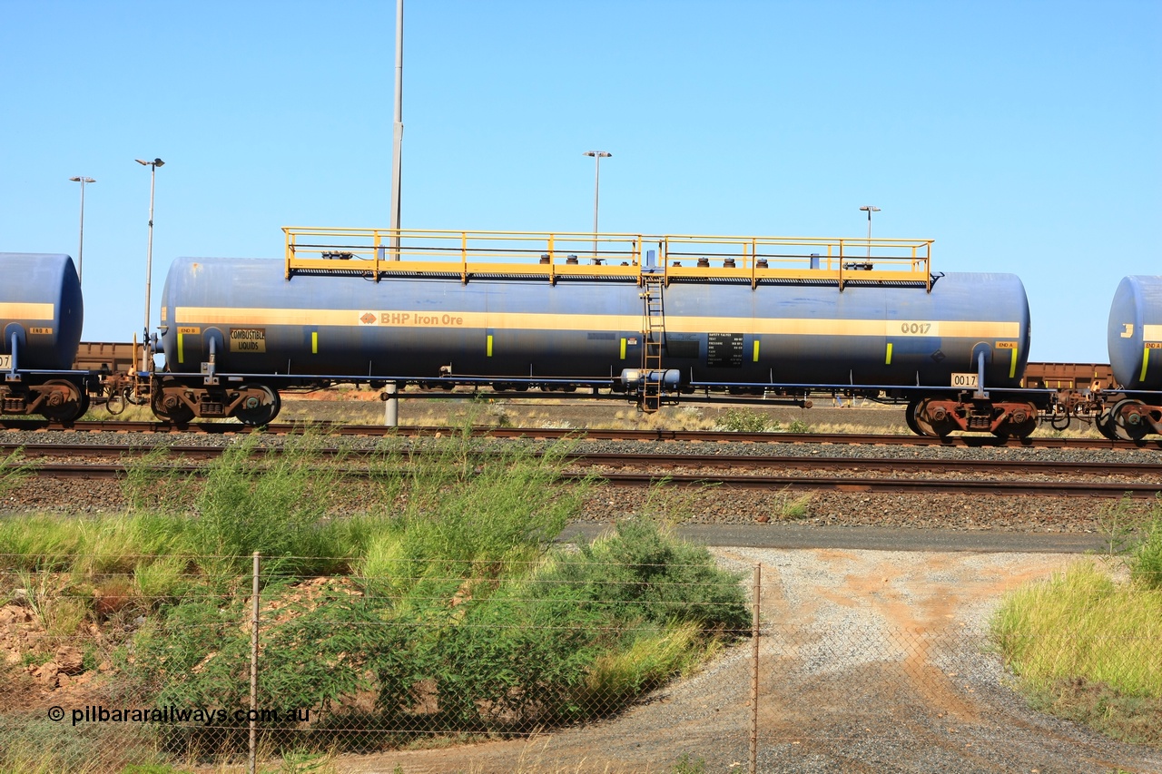 110411 10011
Nelson Point, empty 116 kL Comeng WA built tank waggon 0017 from 1974-5, one of six such tank waggons.
Keywords: Comeng-WA;BHP-tank-waggon;