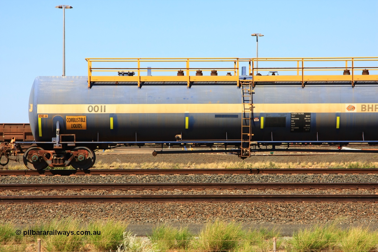 110411 10014
Nelson Point, empty 116 kL Comeng NSW built tank waggon 0011 from 1972, one of three such tank waggons.
Keywords: Comeng-NSW;BHP-tank-waggon;