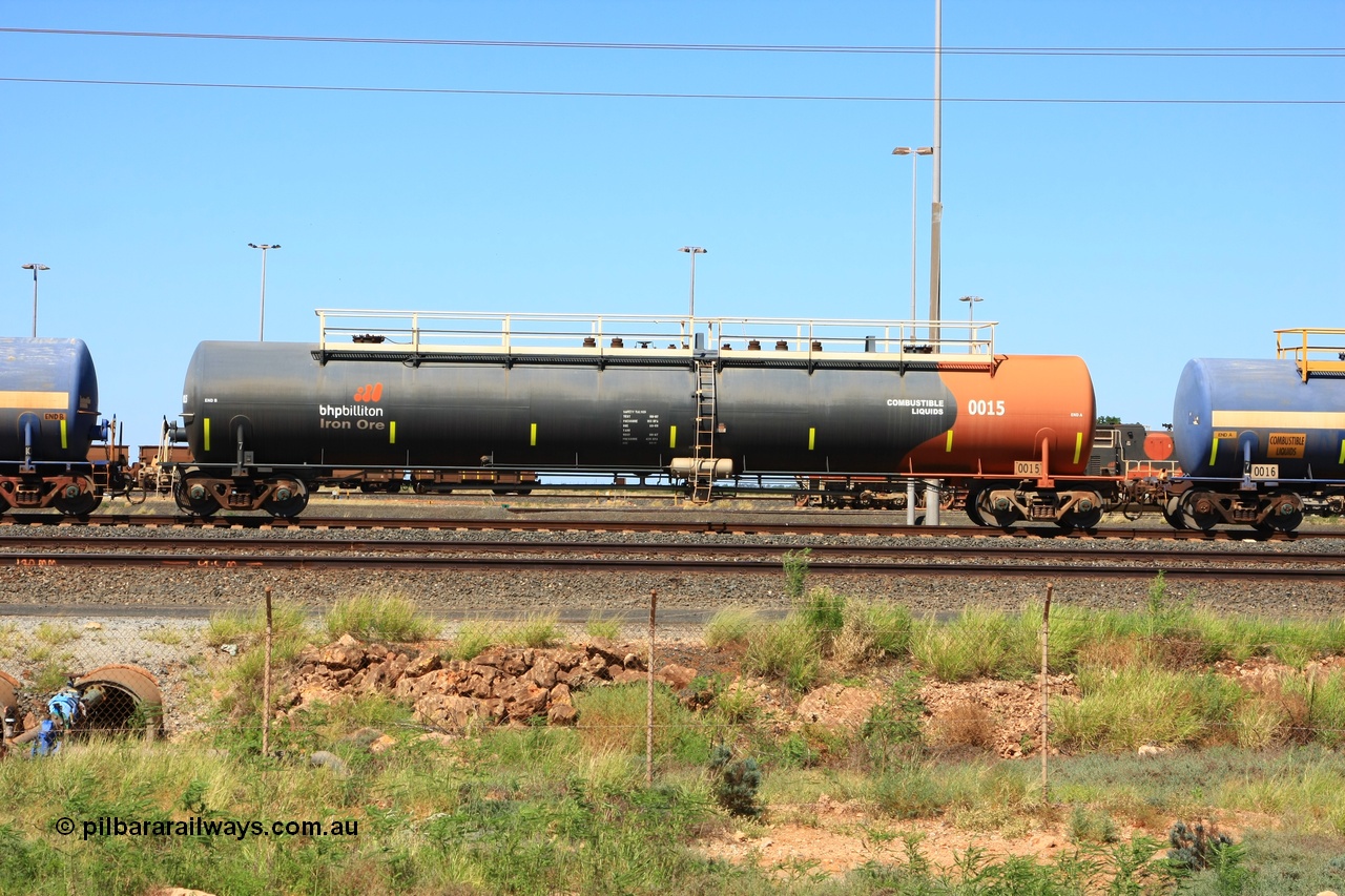 110411 10020
Nelson Point, empty 116 kL Comeng WA built tank waggon 0015 from 1974-5, one of six such tank waggons, wearing the BHP Billiton Earth livery.
Keywords: Comeng-WA;BHP-tank-waggon;