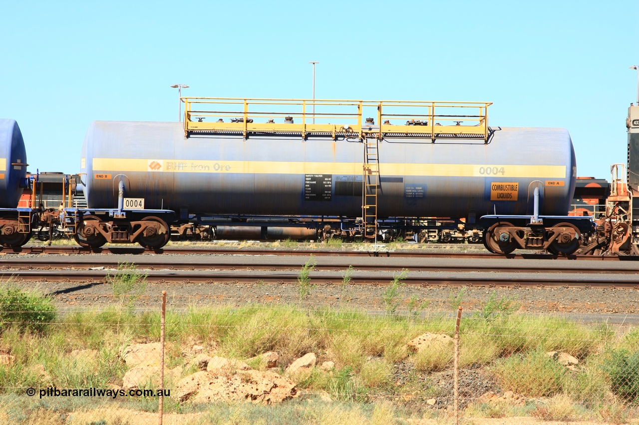 110411 10033
Nelson Point, empty 82 kL Comeng NSW built tank waggon 0004 one of six such tank waggons built in 1970-71.
Keywords: Comeng-NSW;BHP-tank-waggon;