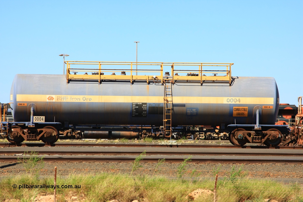 110411 10034
Nelson Point, empty 82 kL Comeng NSW built tank waggon 0004 one of six such tank waggons built in 1970-71.
Keywords: Comeng-NSW;BHP-tank-waggon;