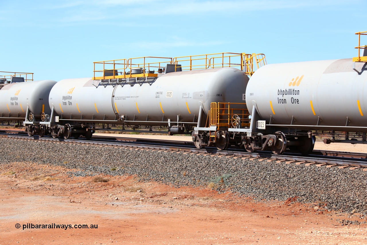 160128 00334
Mooka Siding, empty 116 kL CNR-QRRS of China built tank waggon 0025, one of a batch of ten built in 2014.
Keywords: CNR-QRRS-China;BHP-tank-waggon;