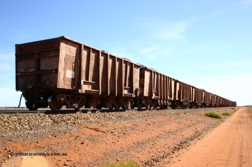 0536 Magor USA 050518 2202
Bing Siding. Rear 3/4 view of ballast train and of 1963 built Magor USA waggon 536, originally in ore service before conversion to a ballast waggon.
Keywords: Magor-USA;BHP-ballast-waggon;
