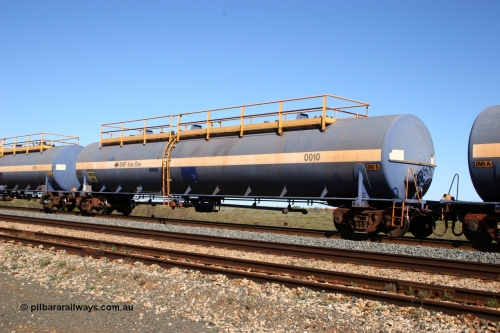 0010 Comeng NSW 050704 3988
Bing Siding, empty 116 kL Comeng NSW built tank waggon 0010 from 1972, one of three such tank waggons.
Keywords: Comeng-NSW;BHP-tank-waggon;