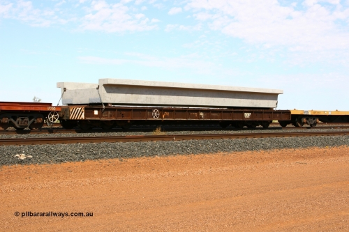 6004 Vickers Hoskins WA 071202 1231
Turner Siding, Jumbo Flat waggon 6004 loaded with a new bridge deck, 6004 is an Ortner Car Company Cincinnati Ohio design, built by Vickers Hoskins in Perth WA 1969.
Keywords: Ortner-Car-Company-USA;Vickers-Hoskins-WA;135-tonne;BHP-flat-waggon;