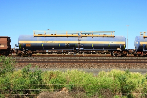 0010 Comeng NSW 110411 09980
Nelson Point, empty 116 kL Comeng NSW built tank waggon 0010 from 1972, one of three such tank waggons.
Keywords: Comeng-NSW;BHP-tank-waggon;