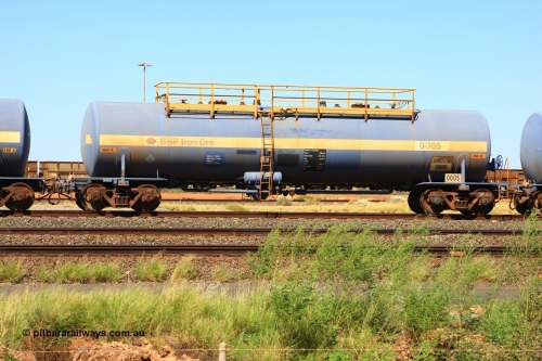 0005 Comeng NSW 110411 09988
Nelson Point, empty 82 kL Comeng NSW built tank waggon 0005 one of six such tank waggons built in 1970-71.
Keywords: Comeng-NSW;BHP-tank-waggon;