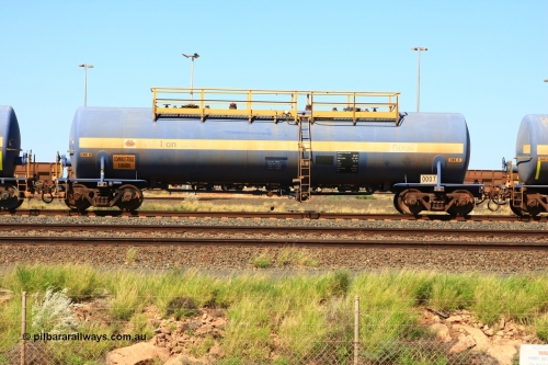 0007 Comeng NSW 110411 10007
Nelson Point, empty 82 kL Comeng NSW built tank waggon 0007 one of six such tank waggons built in 1970-71.
Keywords: Comeng-NSW;BHP-tank-waggon;