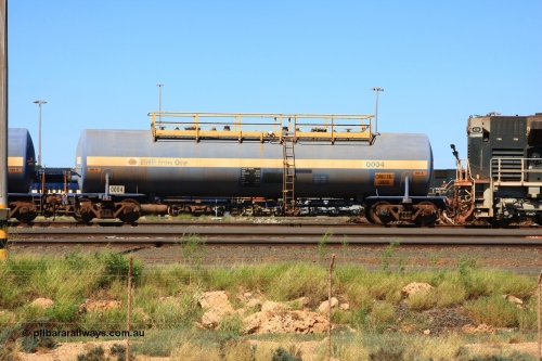0004 Comeng NSW 110411 10032
Nelson Point, empty 82 kL Comeng NSW built tank waggon 0004 one of six such tank waggons built in 1970-71.
Keywords: Comeng-NSW;BHP-tank-waggon;