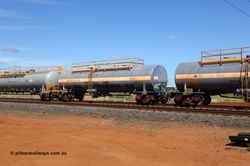 0004 Comeng NSW 150314 7752
Bing Siding, empty 82 kL Comeng NSW built tank waggon 0004 one of six such tank waggons built in 1970-71.
Keywords: Comeng-NSW;BHP-tank-waggon;