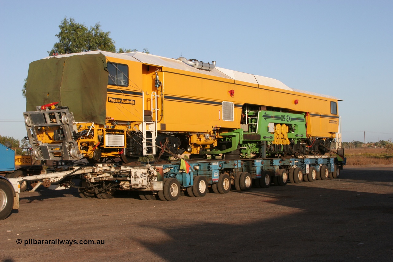 050409 0387
Shell Swagman Roadhouse, Lampson eighty wheel float ready to deliver BHP's new mainline tamper a Plasser Australia 09-3X model with serial M480. 9th April 2005.
Keywords: Tamper3;Plasser-Australia;09-3X;M480;track-machine;