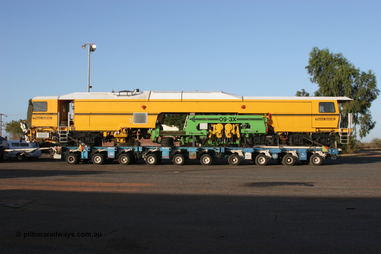 050409 0402
Shell Swagman Roadhouse, side view of Lampson eighty wheel float ready to deliver BHP's new mainline tamper a Plasser Australia 09-3X model with serial M480. 9th April 2005.
Keywords: Tamper3;Plasser-Australia;09-3X;M480;track-machine;