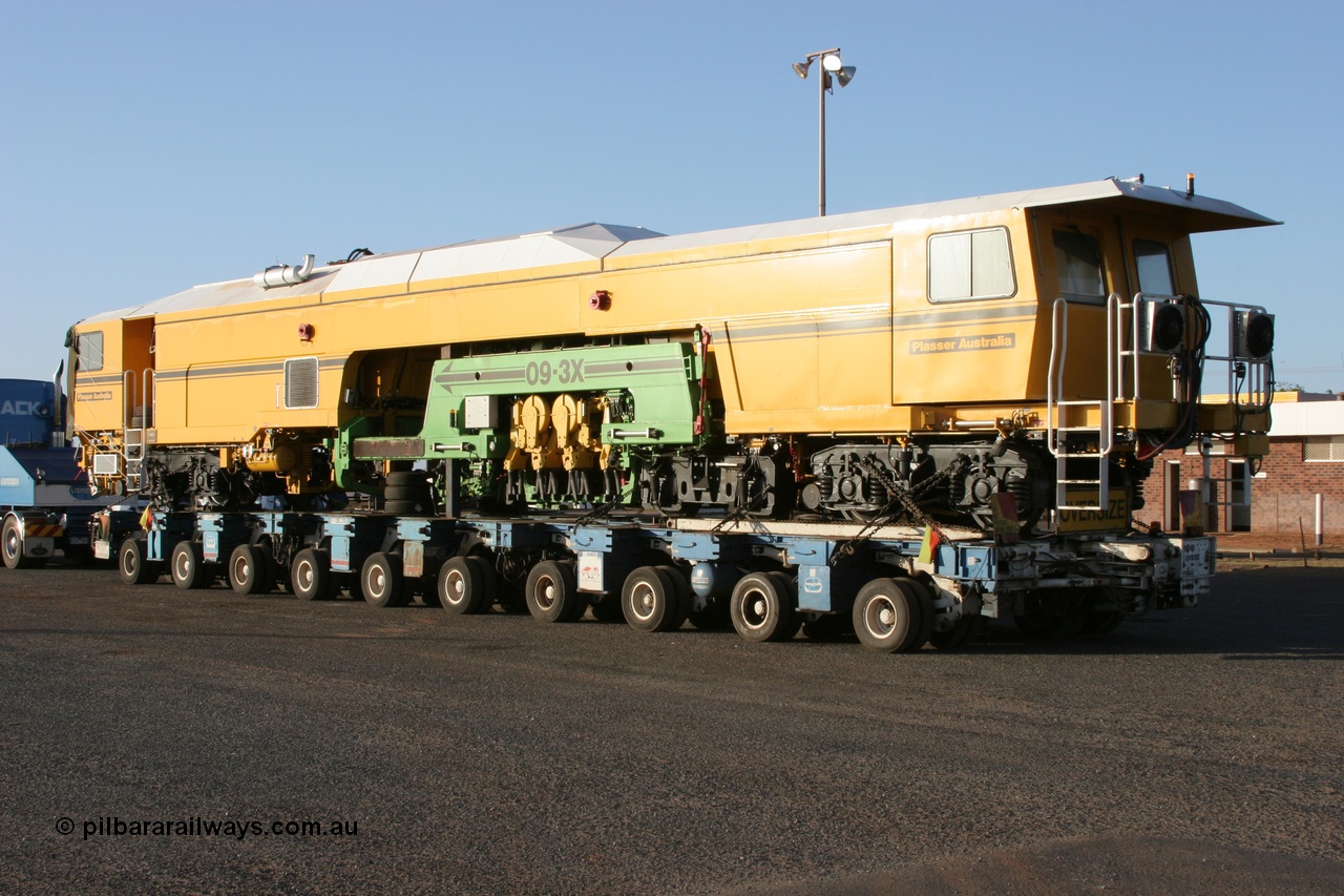 050409 0404
Shell Swagman Roadhouse, rear view of Lampson eighty wheel float ready to deliver BHP's new mainline tamper a Plasser Australia 09-3X model with serial M480. 9th April 2005.
Keywords: Tamper3;Plasser-Australia;09-3X;M480;track-machine;