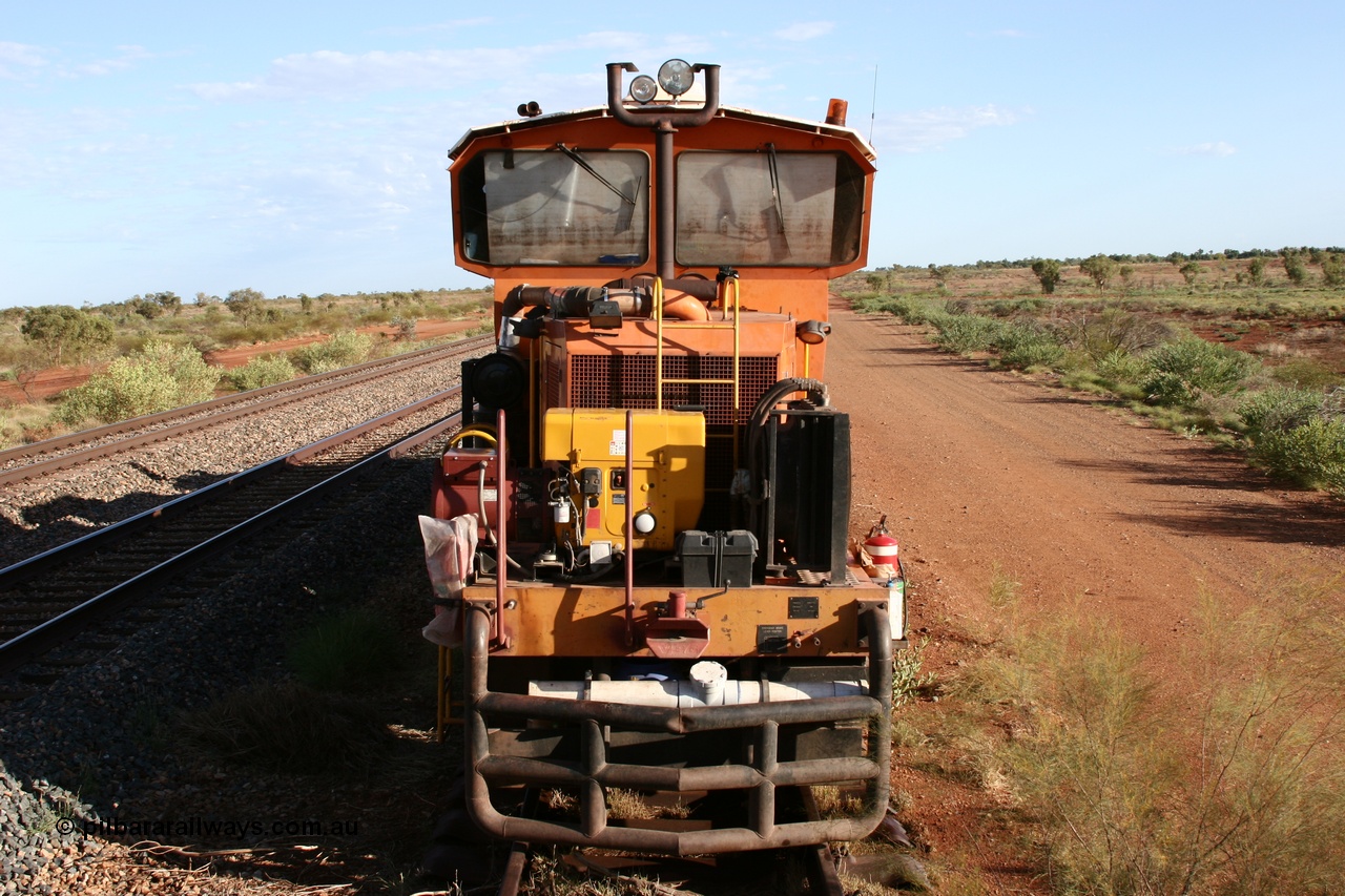 050421 1141
Gillam Siding backtrack, BHP's ballast regulator BR 31 a Plasser Australia SSP 110SW model serial 401, front view from loading ramp. 21st April 2005.
Keywords: BR31;Plasser-Australia;SSP-110SW;401;track-machine;