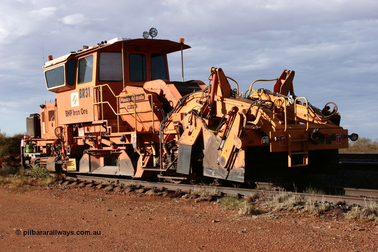 050421 1143
Gillam Siding backtrack, BHP's ballast regulator BR 31 a Plasser Australia SSP 110SW model serial 401, rear view. 21st April 2005.
Keywords: BR31;Plasser-Australia;SSP-110SW;401;track-machine;