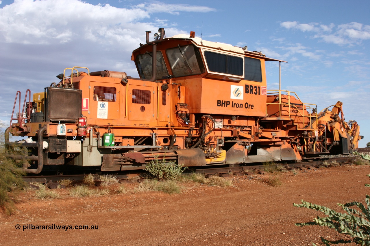 050421 1145
Gillam Siding backtrack, BHP's ballast regulator BR 31 a Plasser Australia SSP 110SW model serial 401, over view. 21st April 2005.
Keywords: BR31;Plasser-Australia;SSP-110SW;401;track-machine;