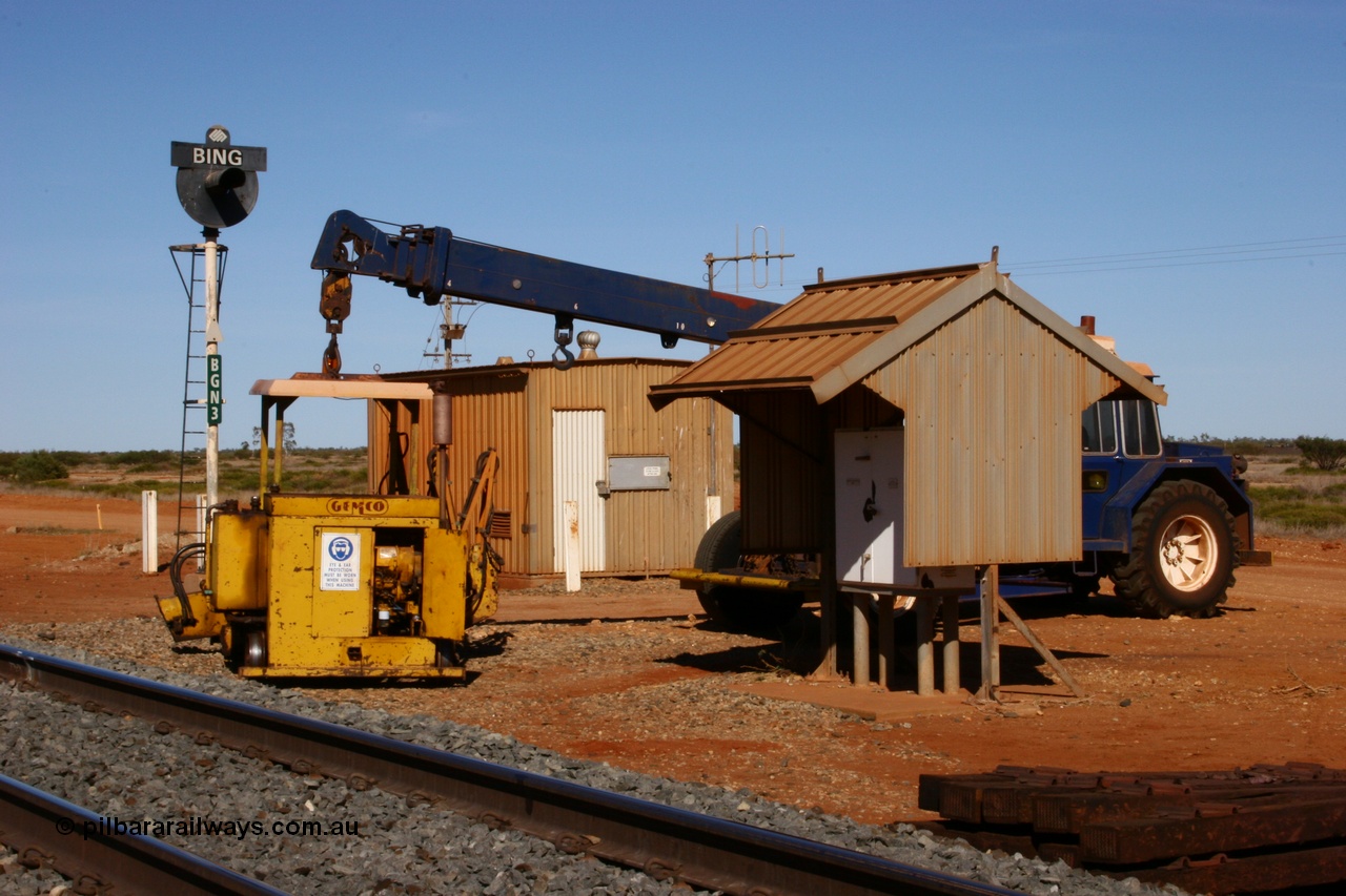 050518 2205
Bing Siding, a Gemco sleeper inserter track machine attached to a BHB type crane painted in BHP blue await another work day. 18th May 2005.
Keywords: track-machine;