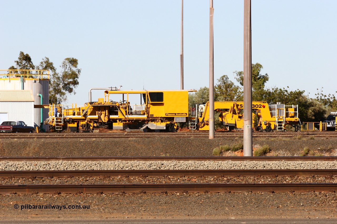 050801 4719
Nelson Point yard, ballast regulator BR 33 a Plasser Australia model SSP 302 unit serial M486. 1st August 2005.
Keywords: BR33;Plasser-Australia;SSP-302;M486;track-machine;