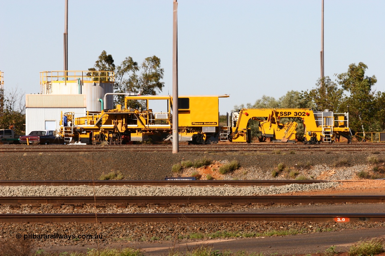 050801 4721
Nelson Point yard, ballast regulator BR 33 a Plasser Australia model SSP 302 unit serial M486. 1st August 2005.
Keywords: BR33;Plasser-Australia;SSP-302;M486;track-machine;