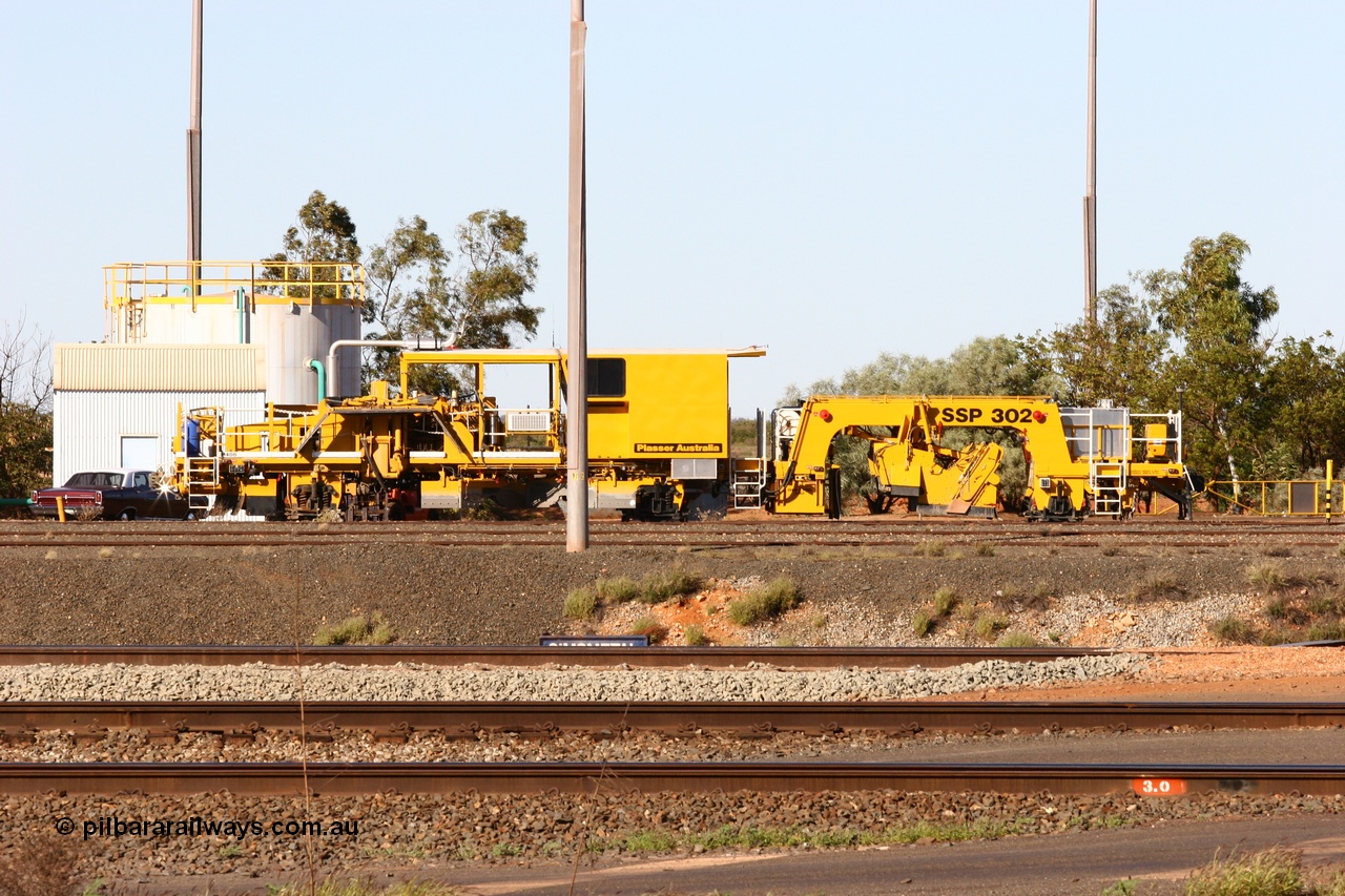 050801 4722
Nelson Point yard, ballast regulator BR 33 a Plasser Australia model SSP 302 unit serial M486. 1st August 2005.
Keywords: BR33;Plasser-Australia;SSP-302;M486;track-machine;