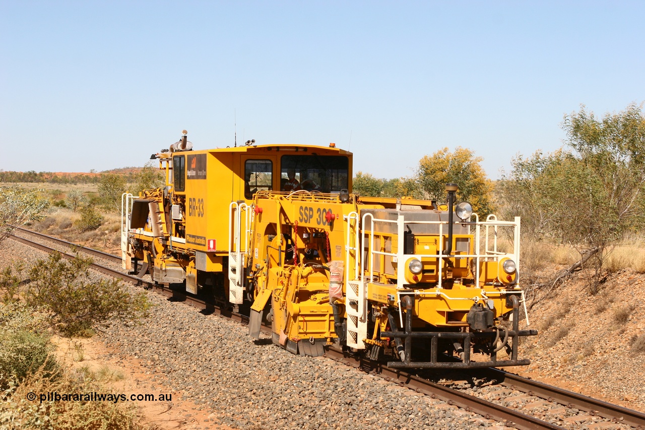 060811 7966
North of Gillam is track machine BR 33 a Plasser Australia ballast regulator model SSP 302 serial M486. 11th August 2006.
Keywords: BR33;Plasser-Australia;SSP-302;M486;track-machine;