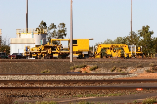 050801 4721
Nelson Point yard, ballast regulator BR 33 a Plasser Australia model SSP 302 unit serial M486. 1st August 2005.
Keywords: BR33;Plasser-Australia;SSP-302;M486;track-machine;