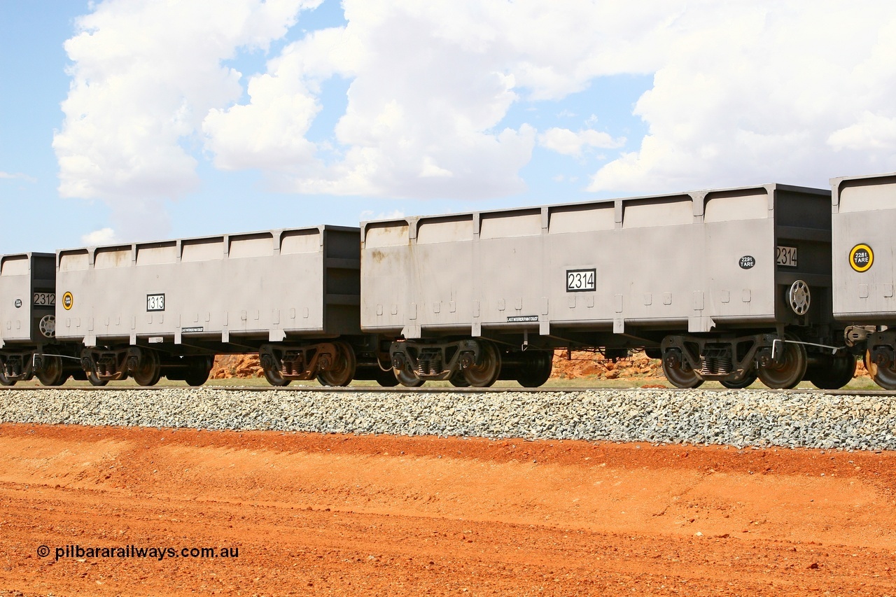 080124 1626
Chapman Siding, new FMG ore waggon pair 1313 slave and 2314 control, built by China Southern or CSR at their Zhuzhou Rolling Stock Works in China in 2007. 24th January 2008.
Keywords: 1313-2314;CSR-Zhuzhou-Rolling-Stock-Works-China;FMG-ore-waggon;