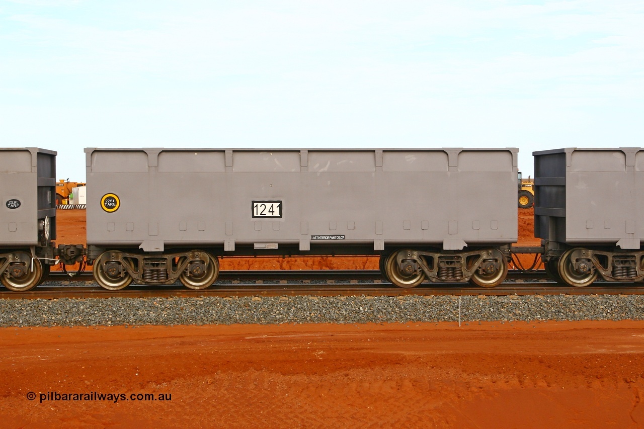 080304 2171
Thomas Yard, down the rail welding end, side view of slave waggon 1241, the yellow circle around the tare weight 22.6 t indicates the rotary coupler end, built by China Southern or CSR at their Zhuzhou Rolling Stock Works in China in 2007. 4th March 2008.
Keywords: 1241;CSR-Zhuzhou-Rolling-Stock-Works-China;FMG-ore-waggon;