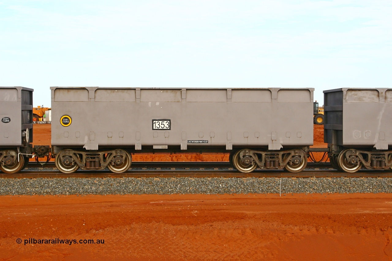 080304 2173
Thomas Yard, down the rail welding end, side view of slave waggon 1353, the yellow circle around the tare weight 22.6 t indicates the rotary coupler end, built by China Southern or CSR at their Zhuzhou Rolling Stock Works in China in 2007. 4th March 2008.
Keywords: 1353;CSR-Zhuzhou-Rolling-Stock-Works-China;FMG-ore-waggon;