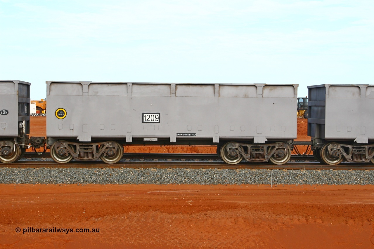 080304 2175
Thomas Yard, down the rail welding end, side view of slave waggon 1209, the yellow circle around the tare weight 22.6 t indicates the rotary coupler end, built by China Southern or CSR at their Zhuzhou Rolling Stock Works in China in 2007. 4th March 2008.
Keywords: 1209;CSR-Zhuzhou-Rolling-Stock-Works-China;FMG-ore-waggon;