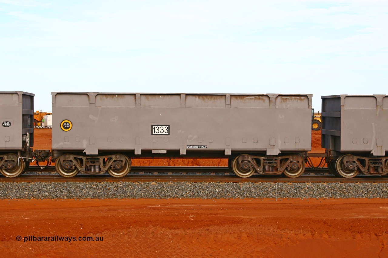 080304 2178
Thomas Yard, down the rail welding end, side view of slave waggon 1333, the yellow circle around the tare weight 22.6 t indicates the rotary coupler end, built by China Southern or CSR at their Zhuzhou Rolling Stock Works in China in 2007. 4th March 2008.
Keywords: 1333;CSR-Zhuzhou-Rolling-Stock-Works-China;FMG-ore-waggon;