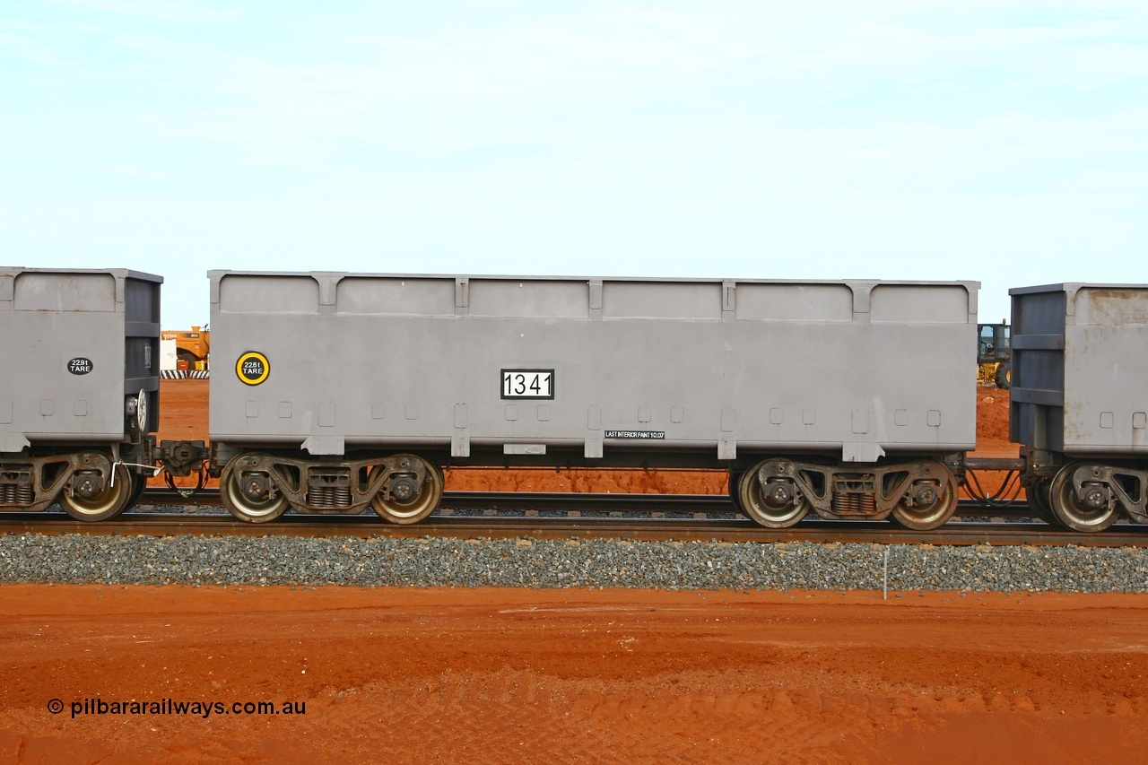 080304 2180
Thomas Yard, down the rail welding end, side view of slave waggon 1341, the yellow circle around the tare weight 22.6 t indicates the rotary coupler end, built by China Southern or CSR at their Zhuzhou Rolling Stock Works in China in 2007. 4th March 2008.
Keywords: 1341;CSR-Zhuzhou-Rolling-Stock-Works-China;FMG-ore-waggon;