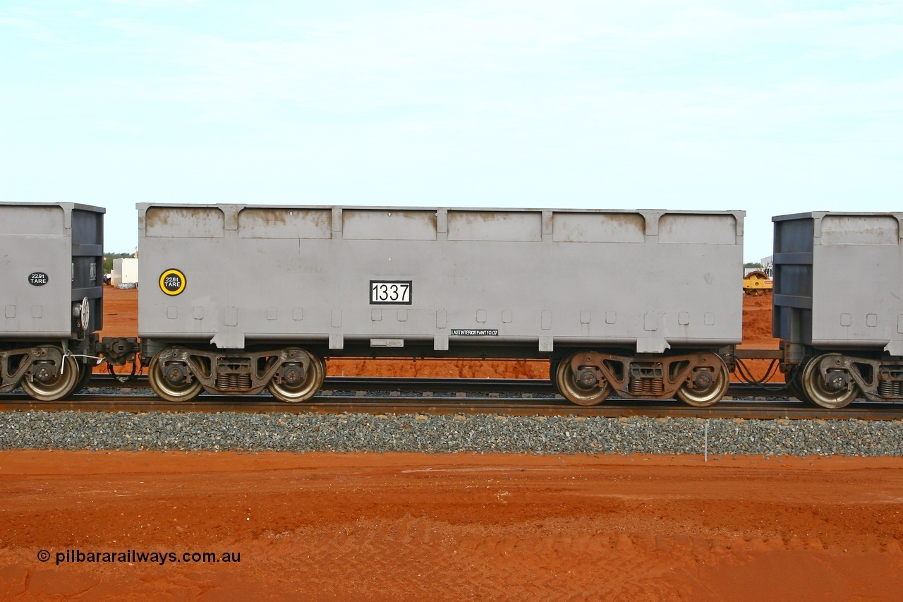 080304 2182
Thomas Yard, down the rail welding end, side view of slave waggon 1337, the yellow circle around the tare weight 22.6 t indicates the rotary coupler end, built by China Southern or CSR at their Zhuzhou Rolling Stock Works in China in 2007. 4th March 2008.
Keywords: 1337;CSR-Zhuzhou-Rolling-Stock-Works-China;FMG-ore-waggon;