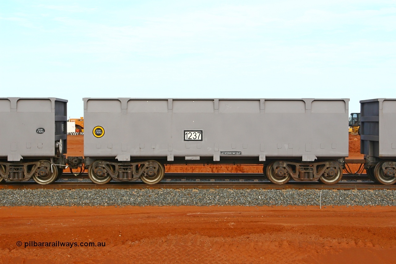 080304 2186
Thomas Yard, down the rail welding end, side view of slave waggon 1237, the yellow circle around the tare weight 22.6 t indicates the rotary coupler end, built by China Southern or CSR at their Zhuzhou Rolling Stock Works in China in 2007. 4th March 2008.
Keywords: 1237;CSR-Zhuzhou-Rolling-Stock-Works-China;FMG-ore-waggon;