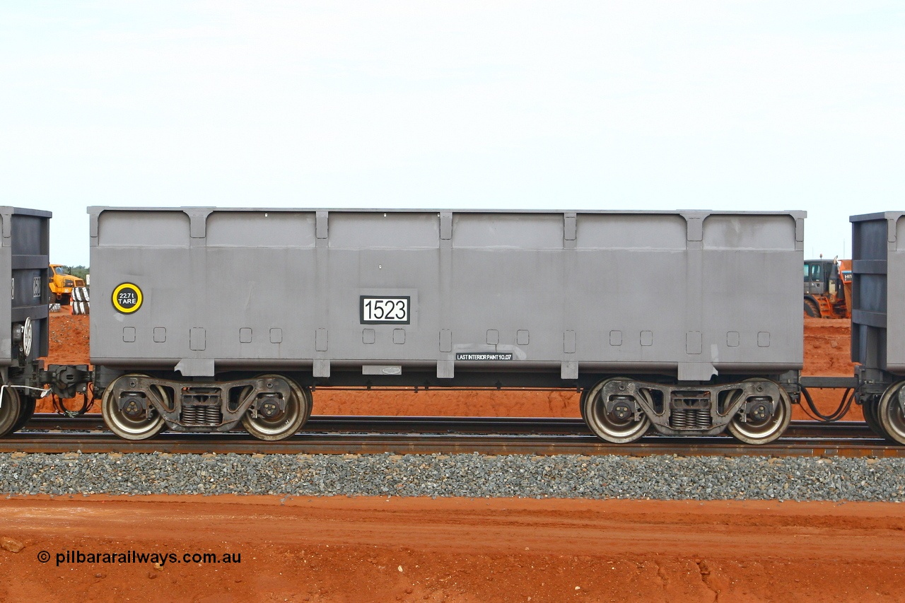 080304 2207
Thomas Yard, down the rail welding end, side view of slave waggon 1523, the yellow circle around the tare weight 22.6 t indicates the rotary coupler end, built by China Southern or CSR at their Zhuzhou Rolling Stock Works in China in 2007. 4th March 2008.
Keywords: 1523;CSR-Zhuzhou-Rolling-Stock-Works-China;FMG-ore-waggon;