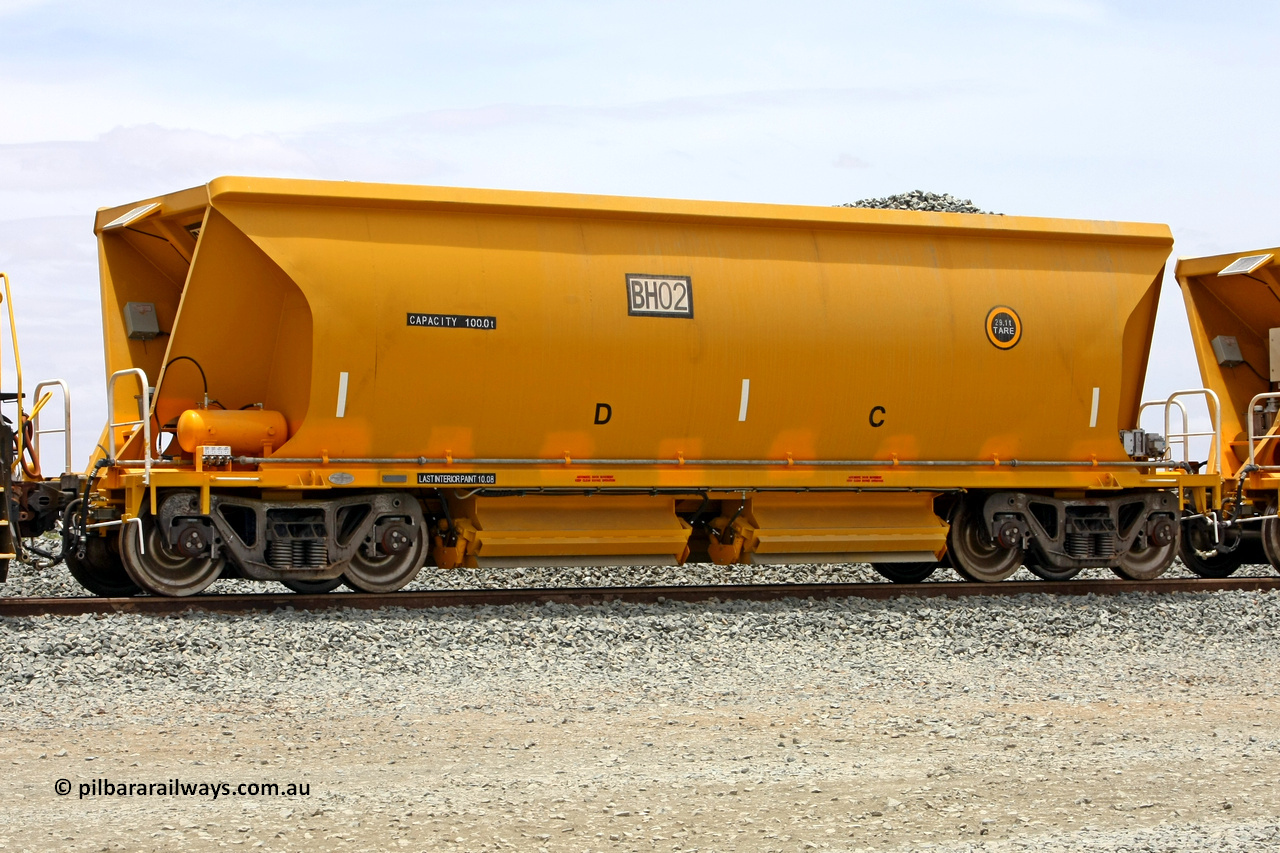 081225 0542
Barker Siding, one of FMG's thirty five ballast waggons, BH 03, 100 tonne capacity, built in China by CSR at the Yangtze Rolling Stock Company in 2008. December 25, 2008.
Keywords: BH02;CSR-Yangtze-Rolling-Stock-Co-China;FMG-ballast-waggon;