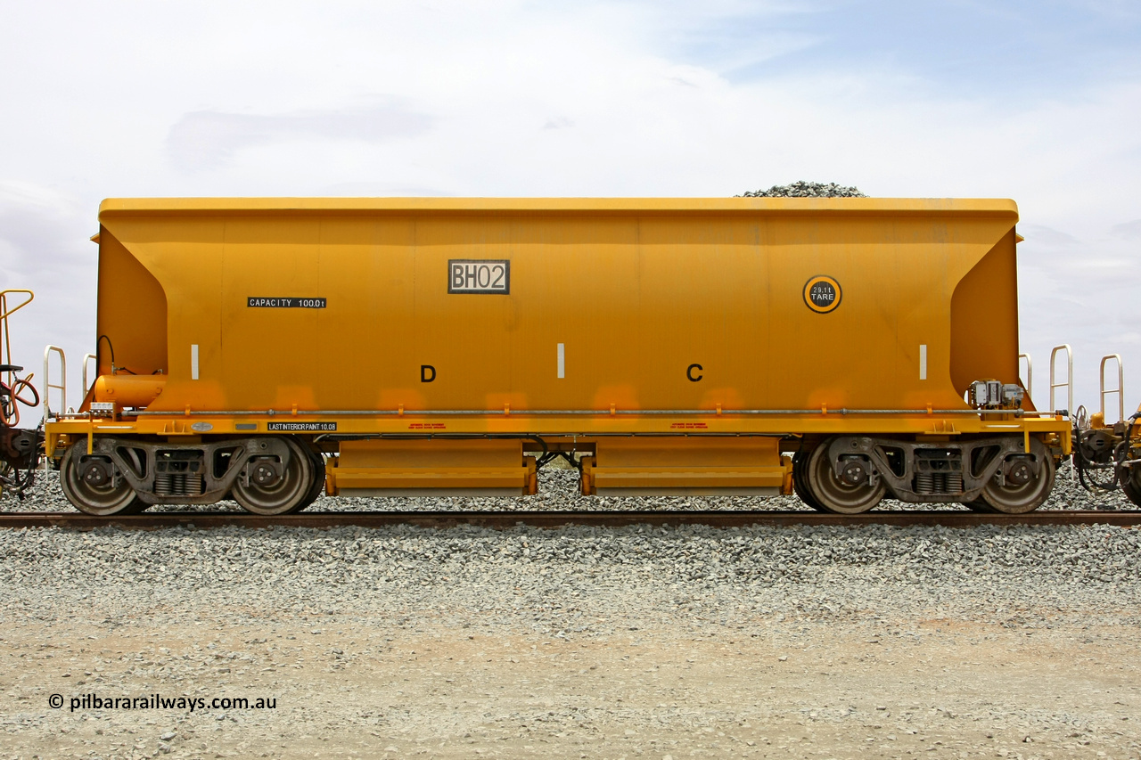081225 0543
Barker Siding, one of FMG's thirty five ballast waggons, BH 02, side profile view, 100 tonne capacity, built in China by CSR at the Yangtze Rolling Stock Company in 2008. December 25, 2008.
Keywords: BH02;CSR-Yangtze-Rolling-Stock-Co-China;FMG-ballast-waggon;