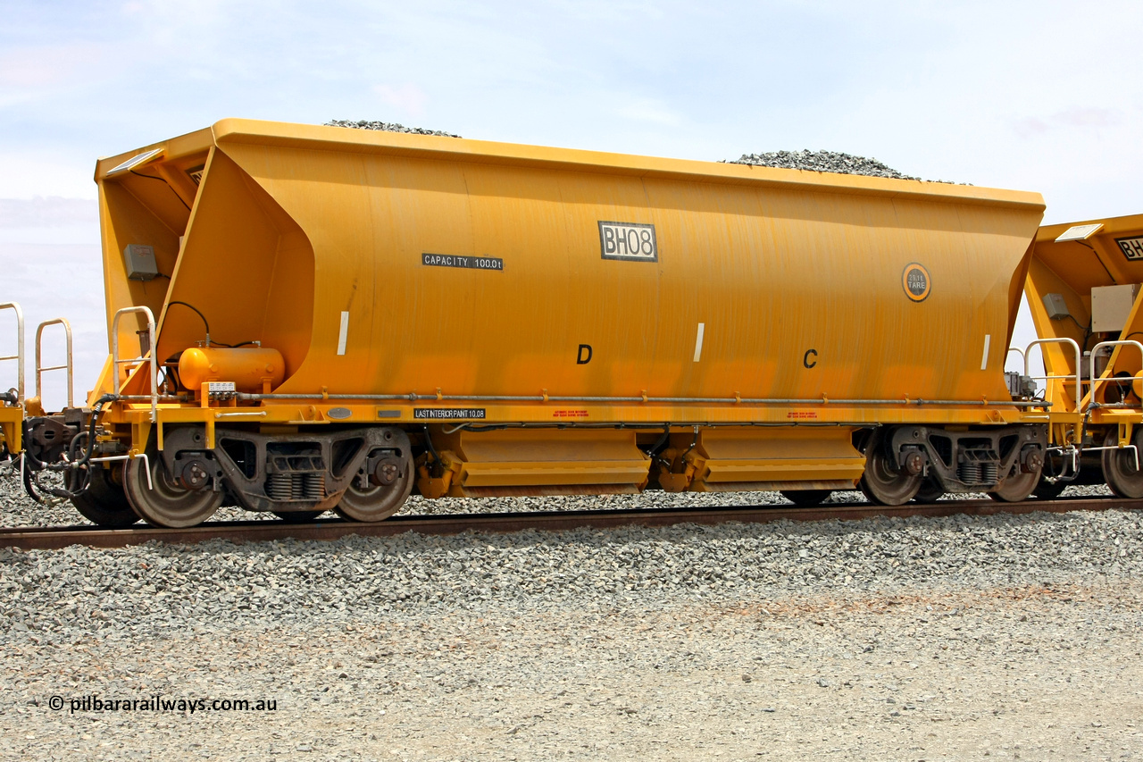 081225 0546
Barker Siding, one of FMG's thirty five ballast waggons, BH 08, 100 tonne capacity, built in China by CSR at the Yangtze Rolling Stock Company in 2008. December 25, 2008.
Keywords: BH08;CSR-Yangtze-Rolling-Stock-Co-China;FMG-ballast-waggon;