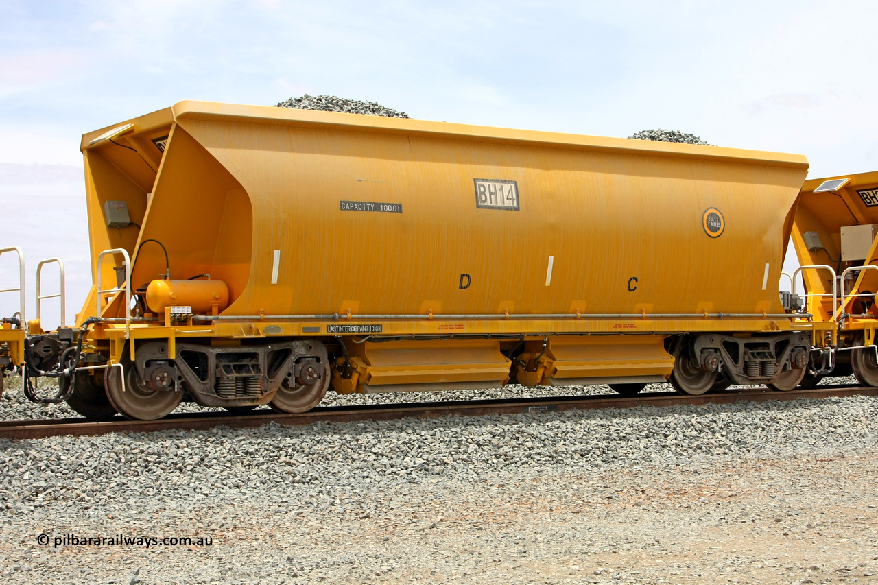 081225 0547
Barker Siding, one of FMG's thirty five ballast waggons, BH 14, 100 tonne capacity, built in China by CSR at the Yangtze Rolling Stock Company in 2008. December 25, 2008.
Keywords: BH14;CSR-Yangtze-Rolling-Stock-Co-China;FMG-ballast-waggon;