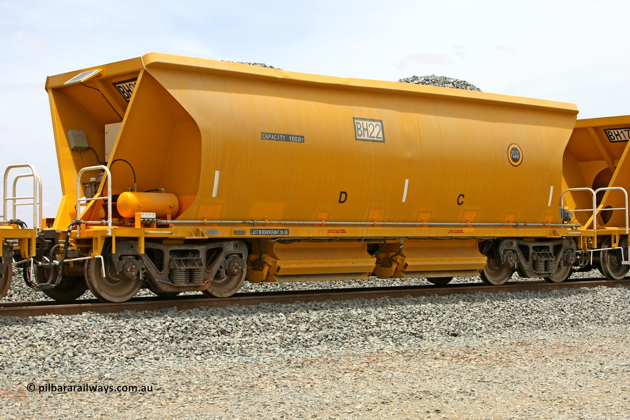 081225 0548
Barker Siding, one of FMG's thirty five ballast waggons, BH 22, 100 tonne capacity, built in China by CSR at the Yangtze Rolling Stock Company in 2008. December 25, 2008.
Keywords: BH22;CSR-Yangtze-Rolling-Stock-Co-China;FMG-ballast-waggon;